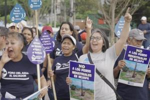 Members of El Salvador's Water Forum protest a lack of access to water for rural commuities.