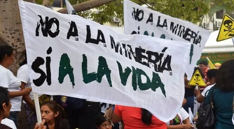 White flags with the text "No a la minería, Sí a la vida"